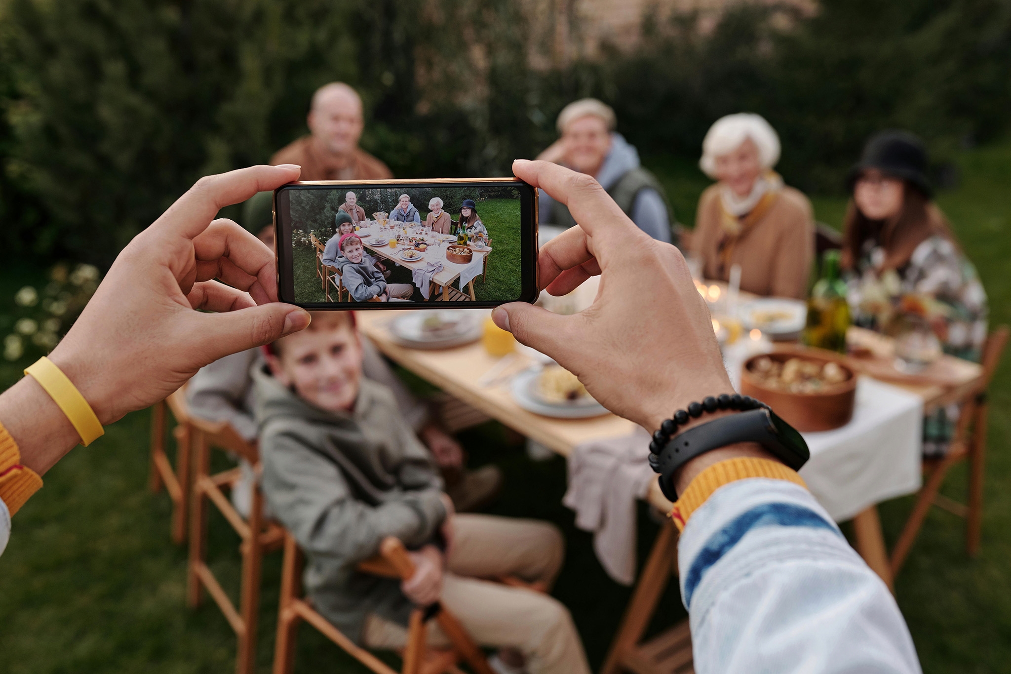 Une famille regarde ses souvenirs ensemble
