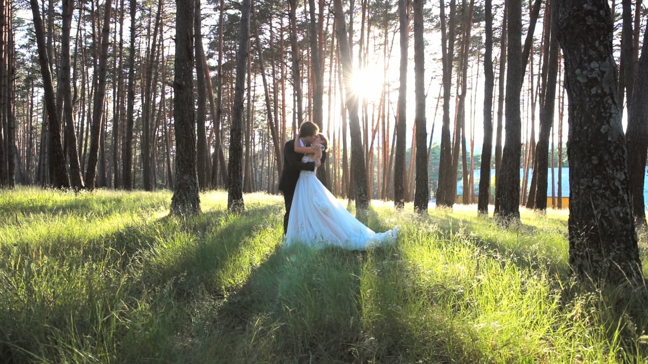 Marie et Thomas dans la lumière d'une forêt