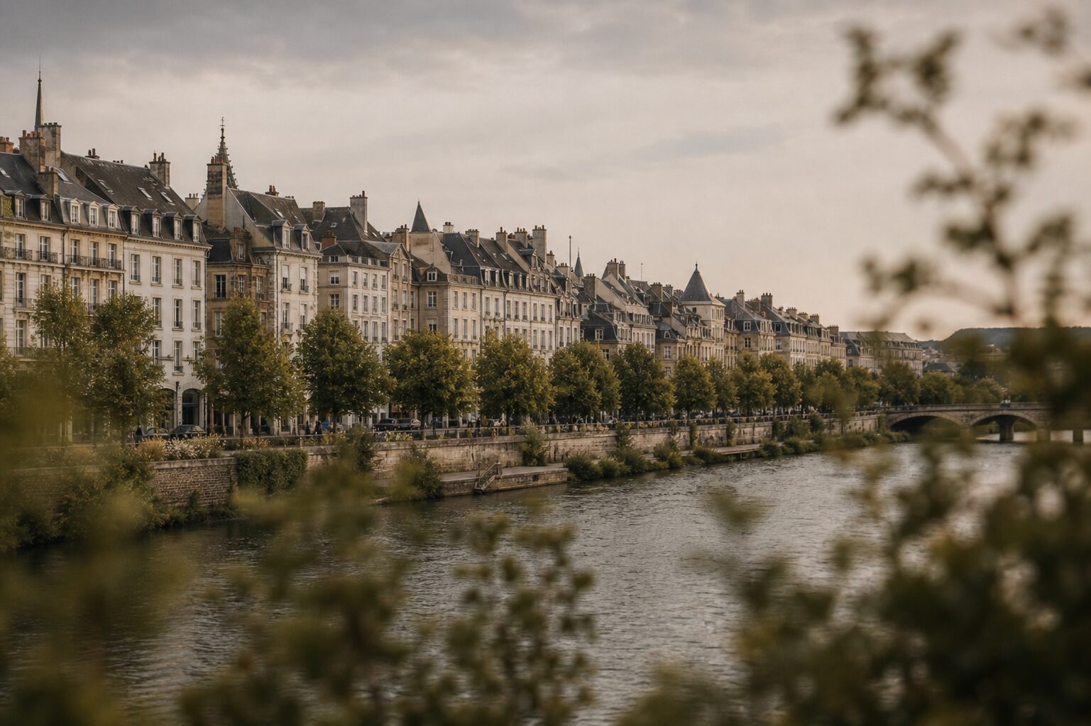 Ville champenoise et promenade arborée dans les alentours de Reims