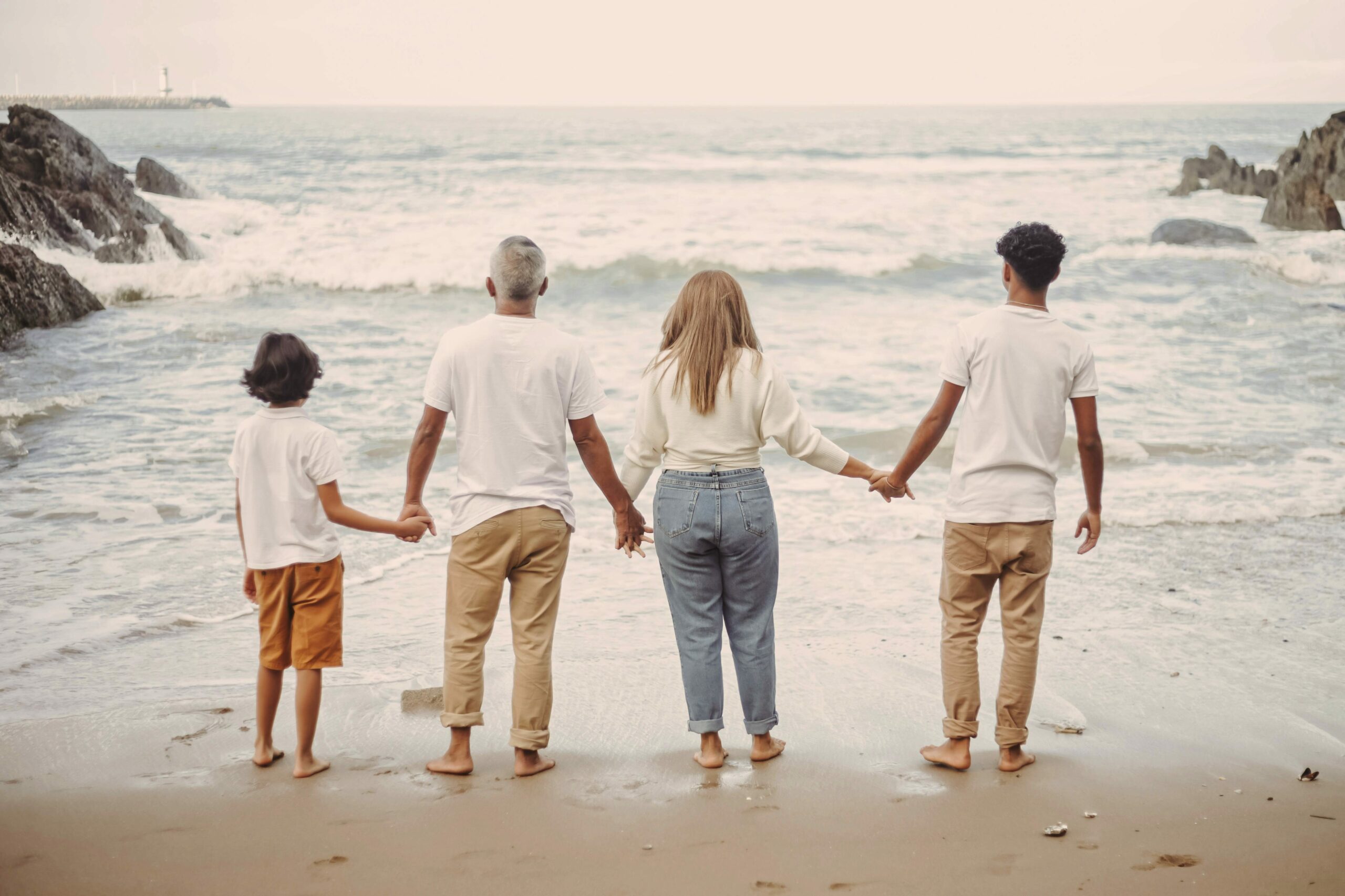 Famille marchant ensemble dans la nature