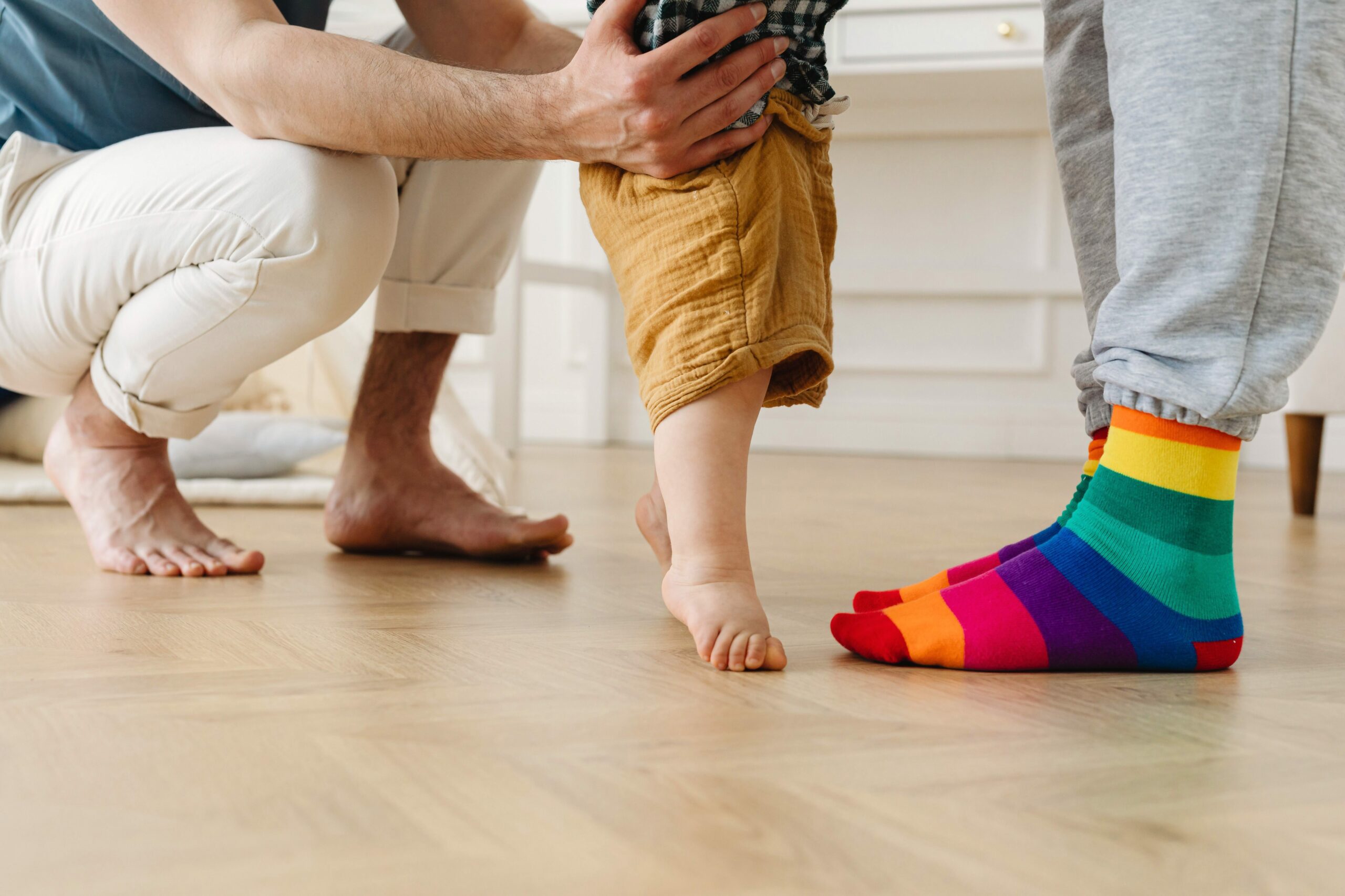 Enfant faisant ses premiers pas