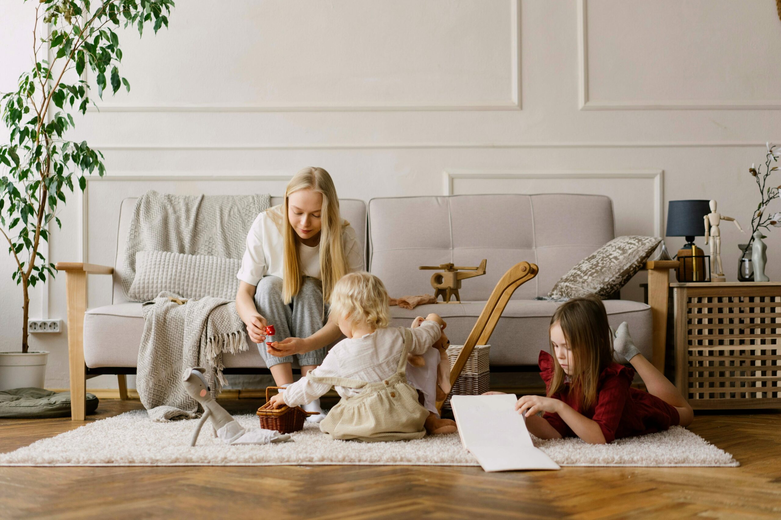 Parent et enfant feuilletant un album de famille