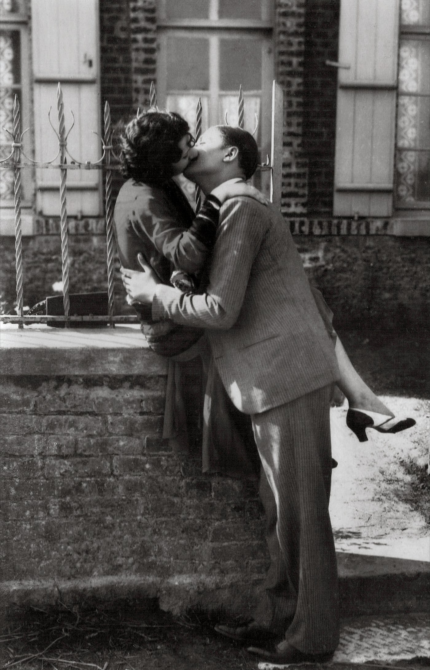 Photo ancienne en noir et blanc d'un couple qui s'embrasse