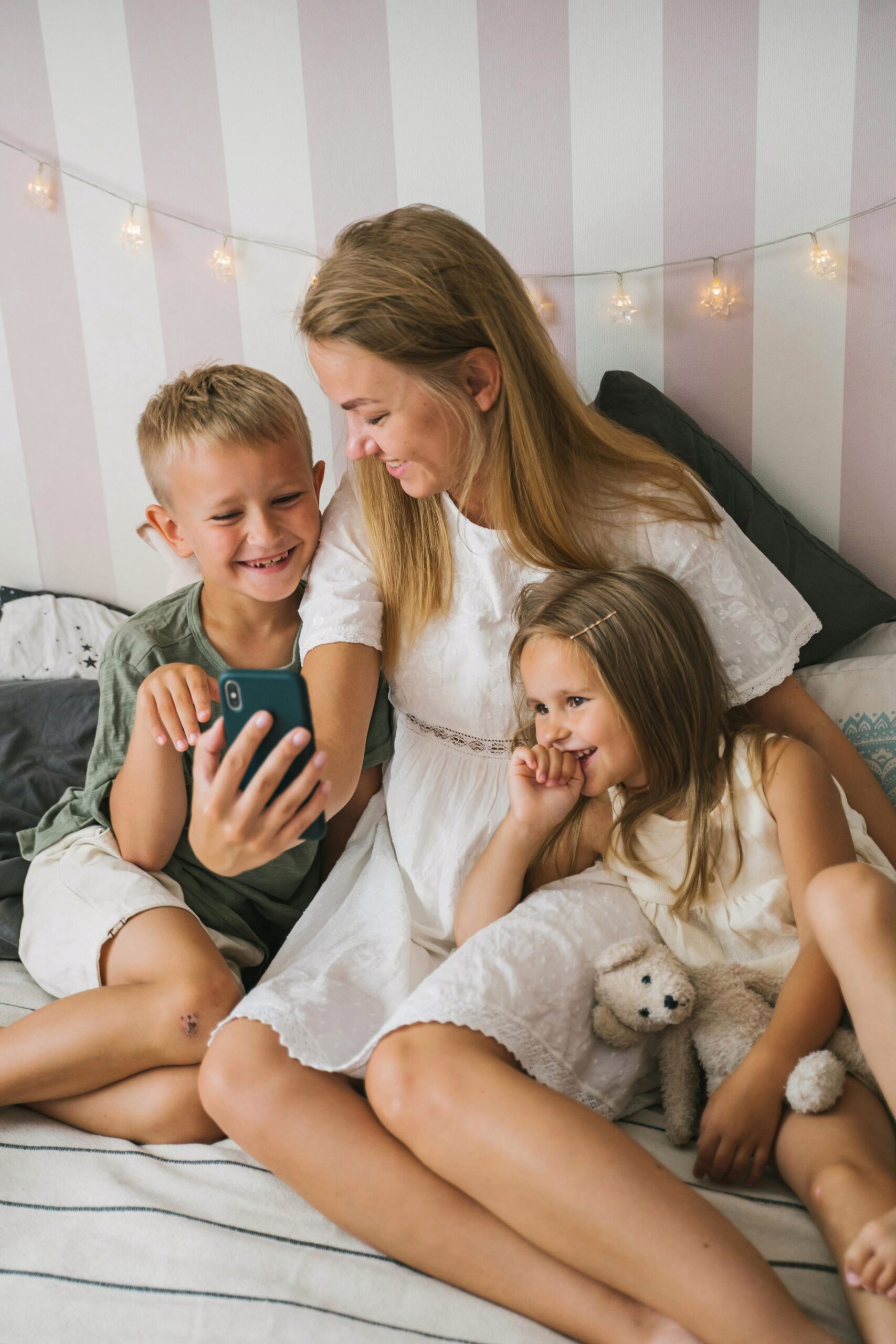 Famille regardant un souvenir sur t&eacute;l&eacute;phone