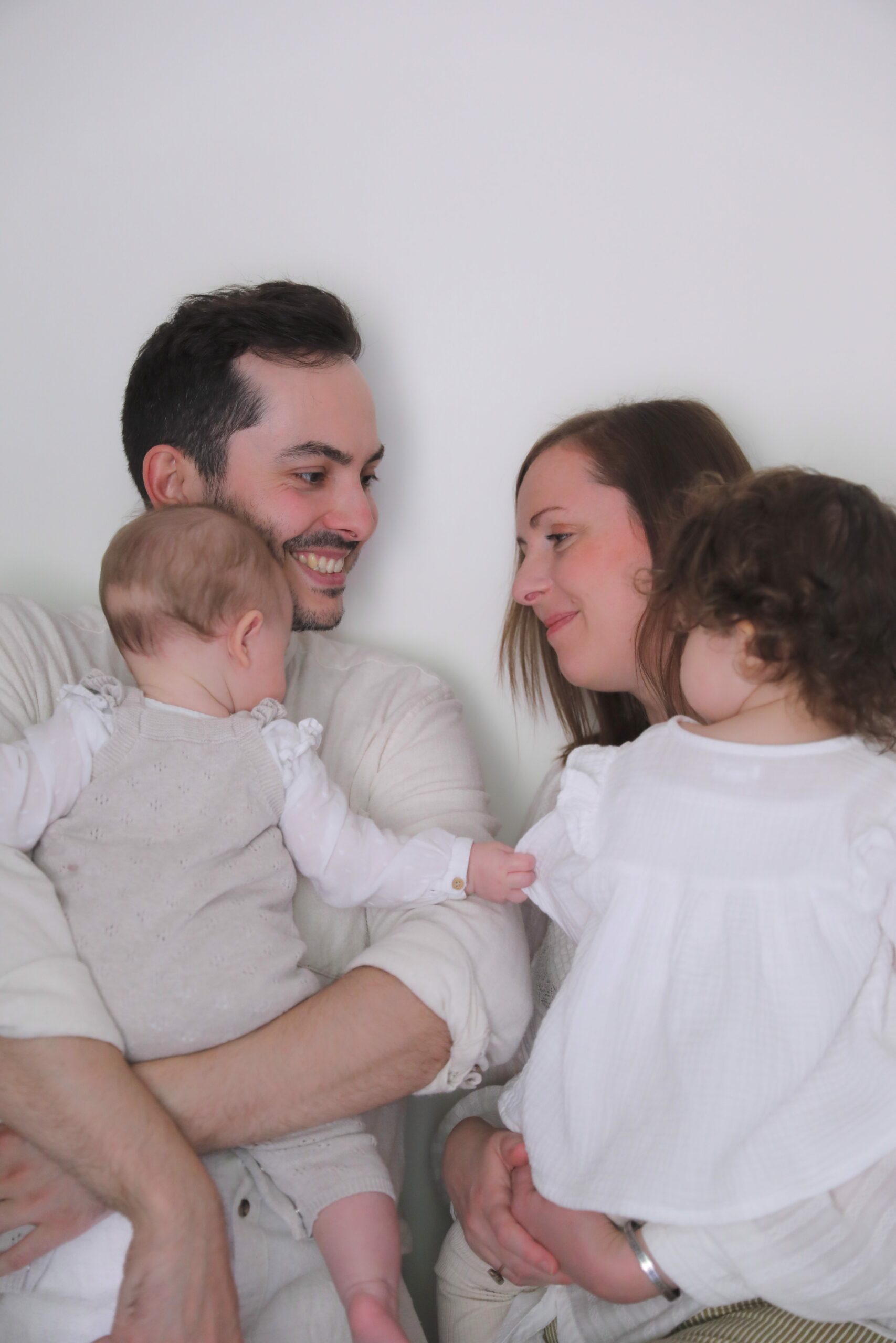 Portrait de famille de Quentin et Émilie avec leurs enfants