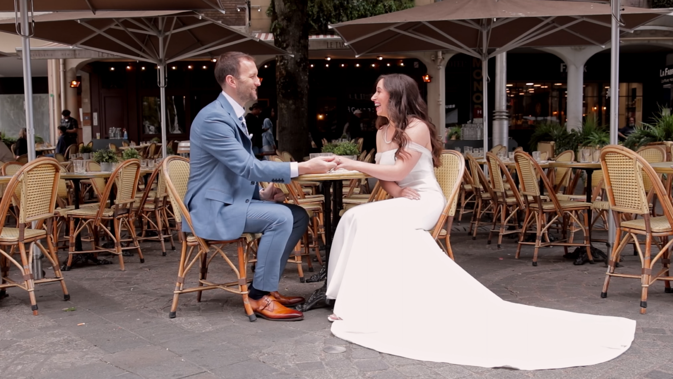 Couple assis à la terasse d'un restaurant de la ville de Reims