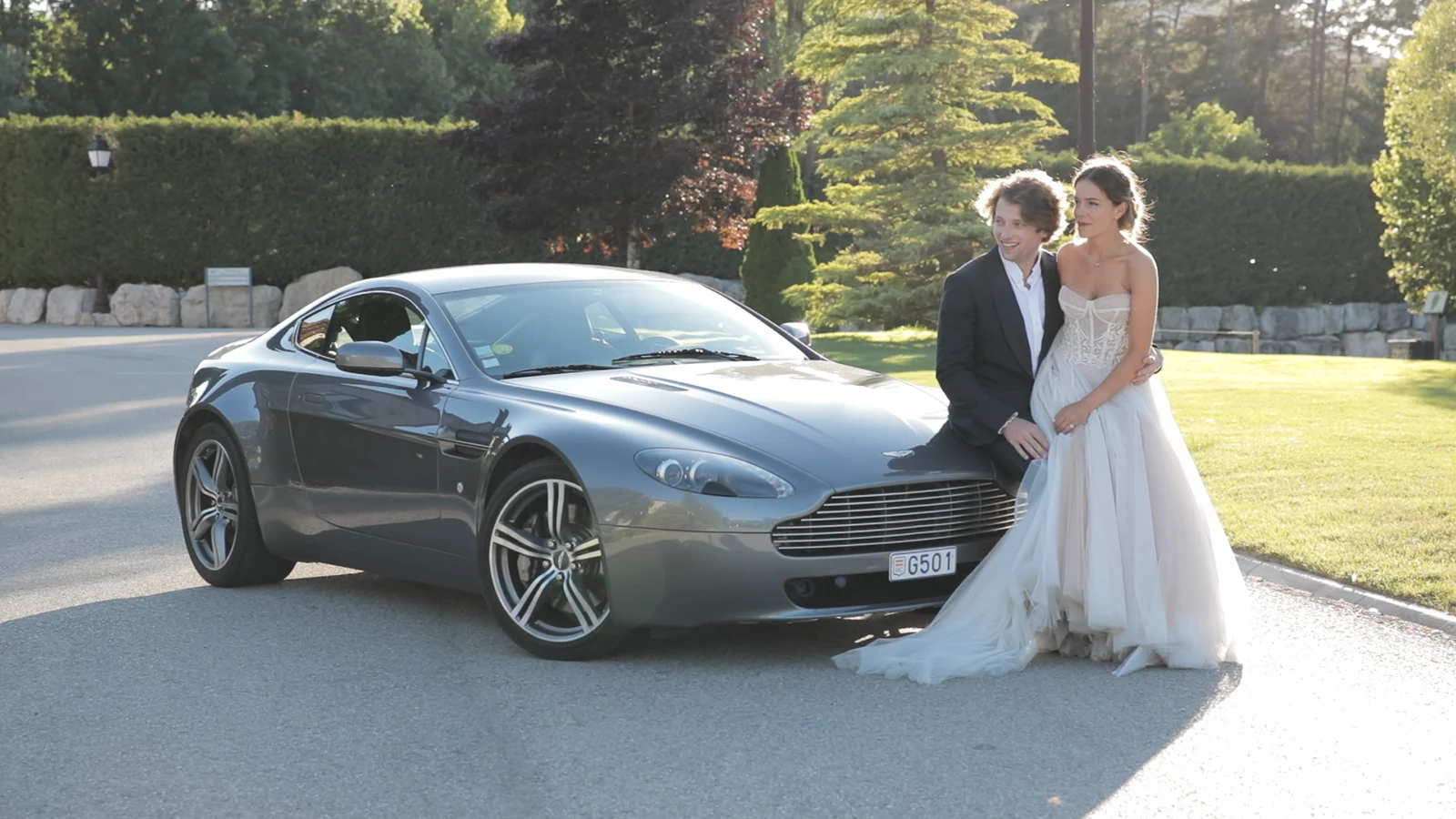 Marie and Thomas beside their wedding car