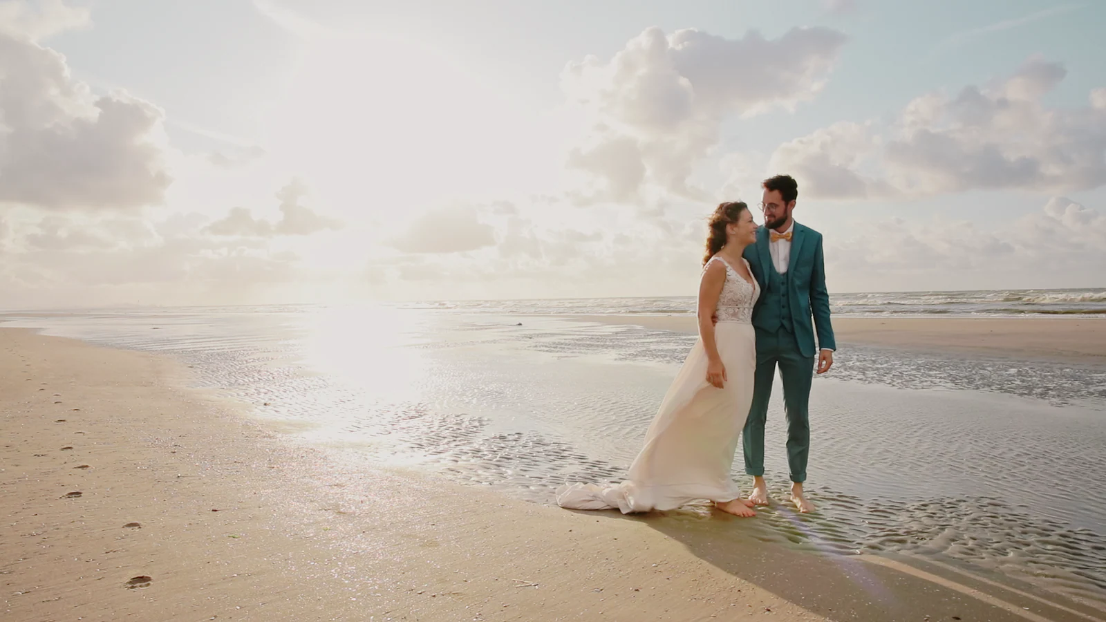 Apolline et Clément sur la plage lors de leur mariage près de Lille
