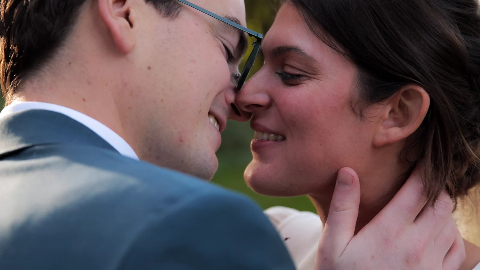 Julie et Martin, mariés dans un moment complice près de Lille