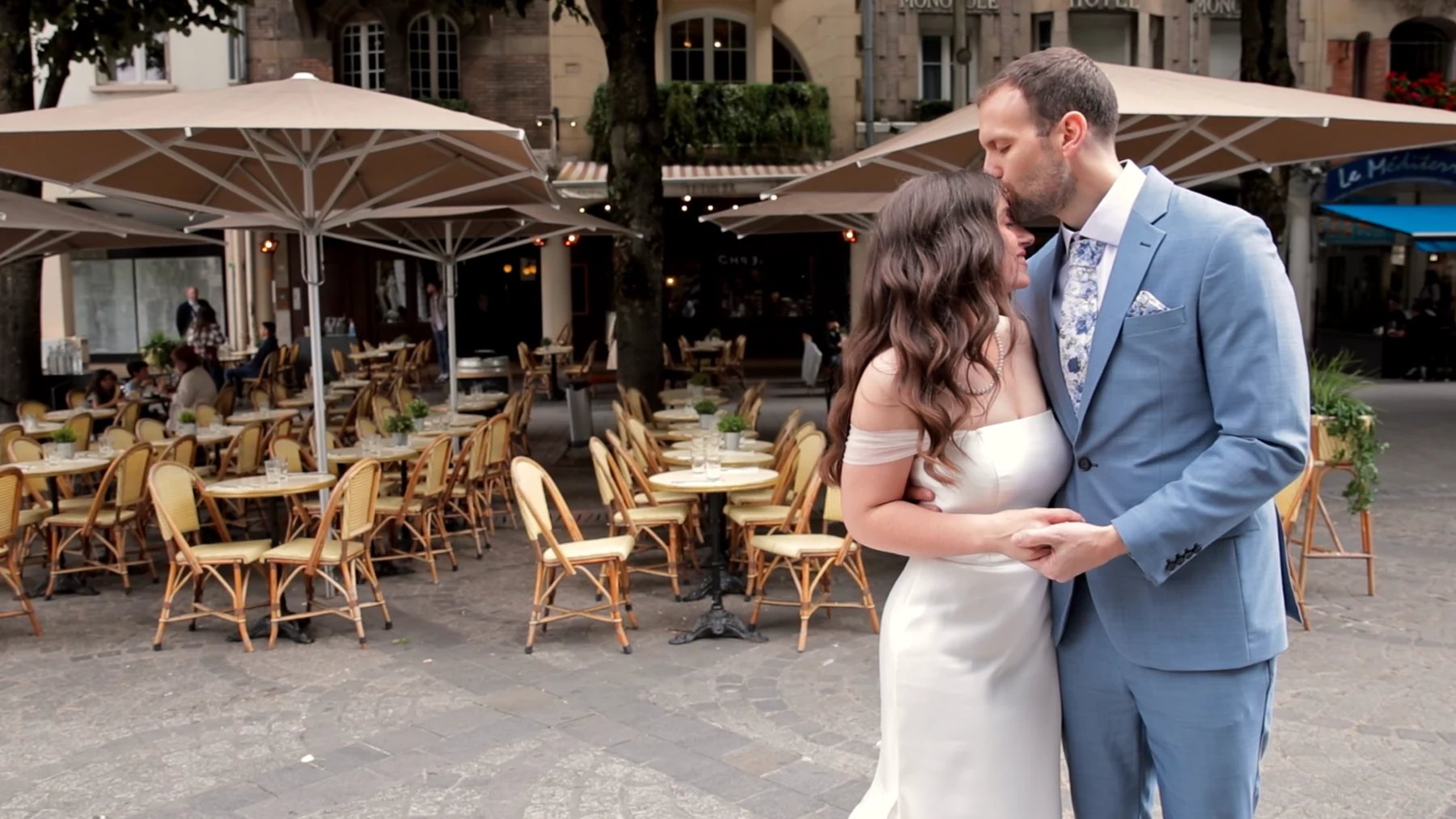 Newlyweds in a Parisian courtyard